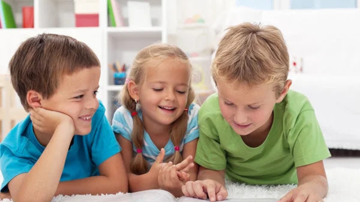 Niños disfrutando de la lectura.