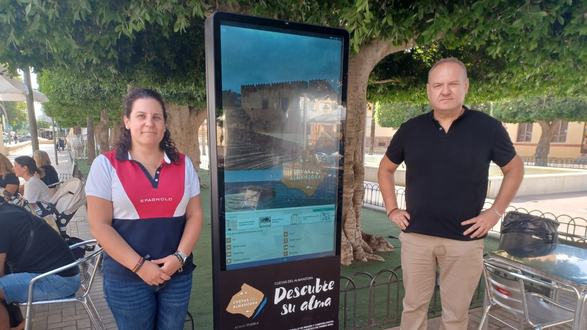 La edil de Turismo y el alcalde junto a uno de los tótems.