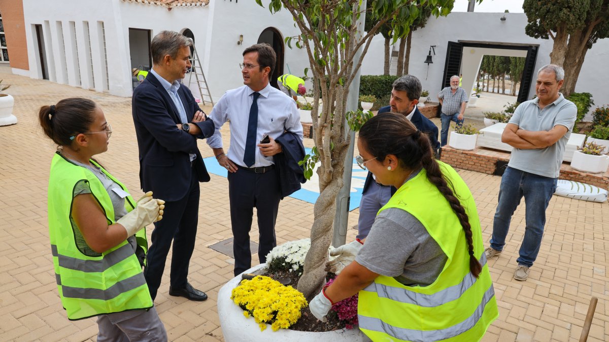 Visita del delegado y el alcalde a algunas de las participantes en el proyecto.