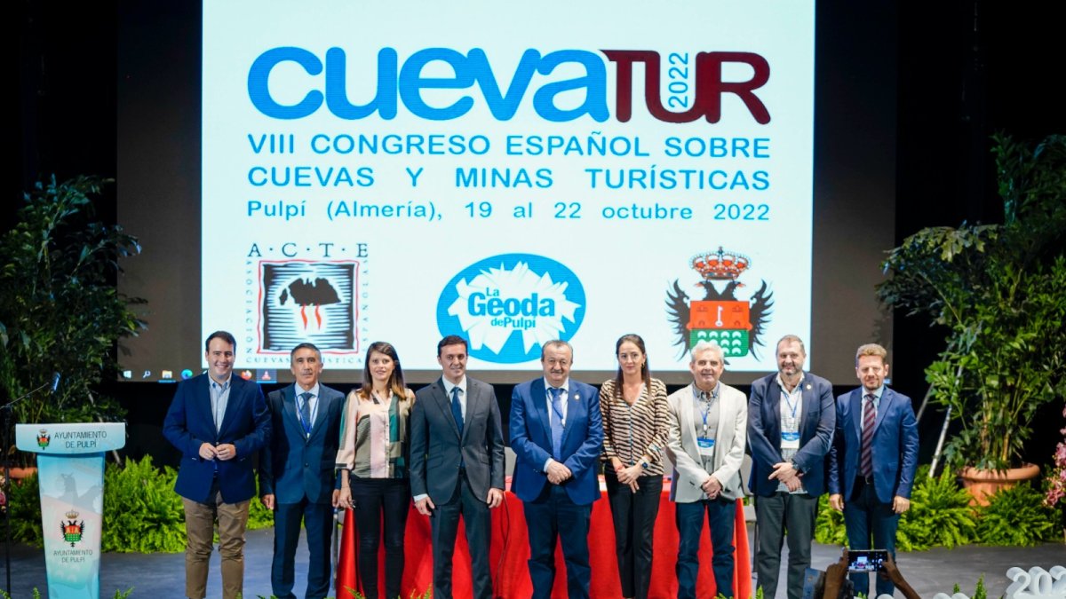 Autoridades y miembros del congreso en la apertura.