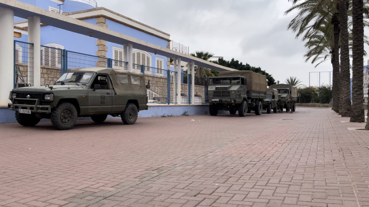 Vehículos de la Legión junto al Club de Mar