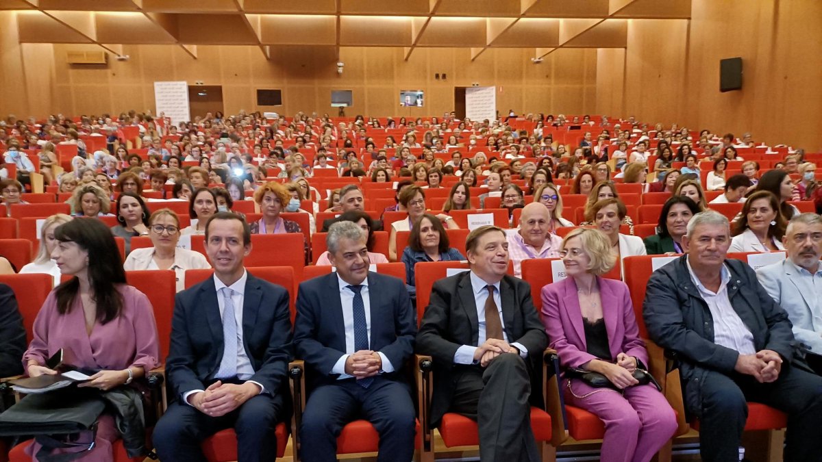 El ministro junto a las más de 600 mujeres que celebraban el Día Internacional de la Mujer Rural