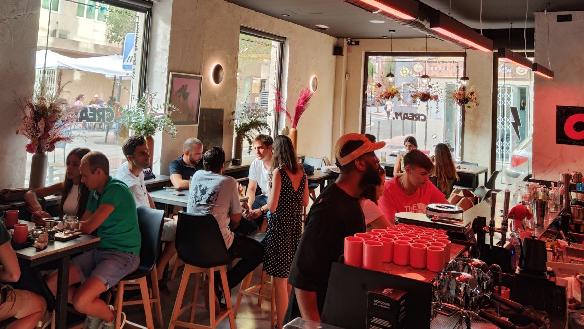 Café de especialidad y coctelería.