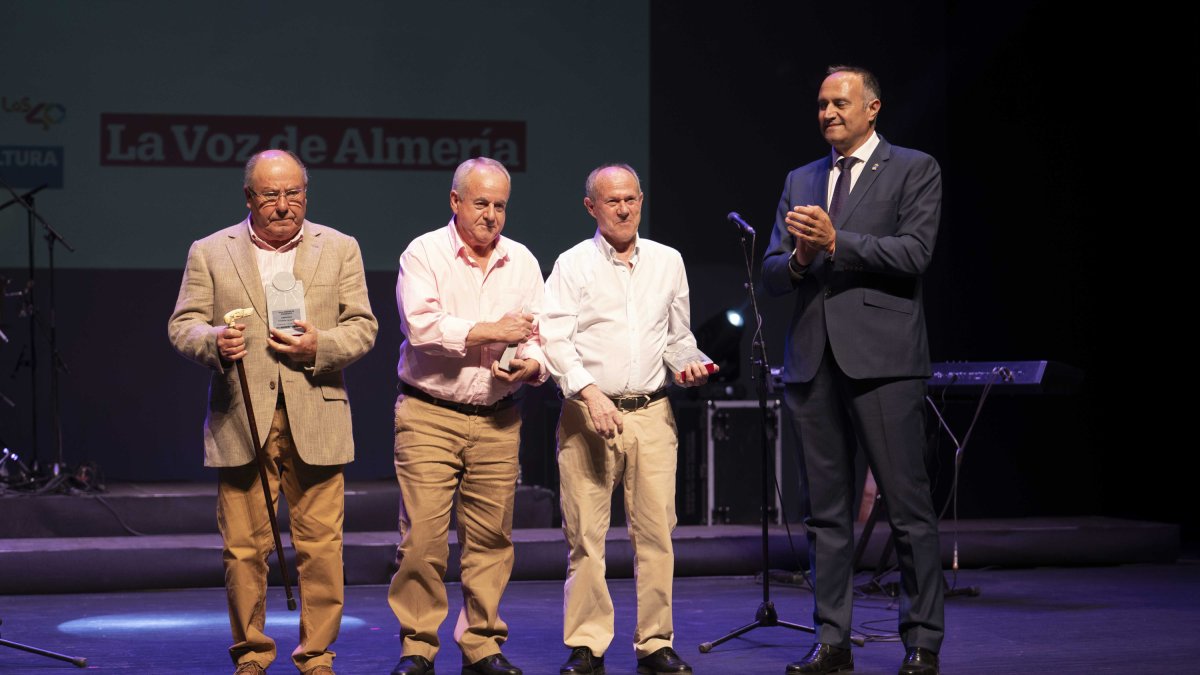 Baldomero Martínez, alcalde de Felix entregaba el premio