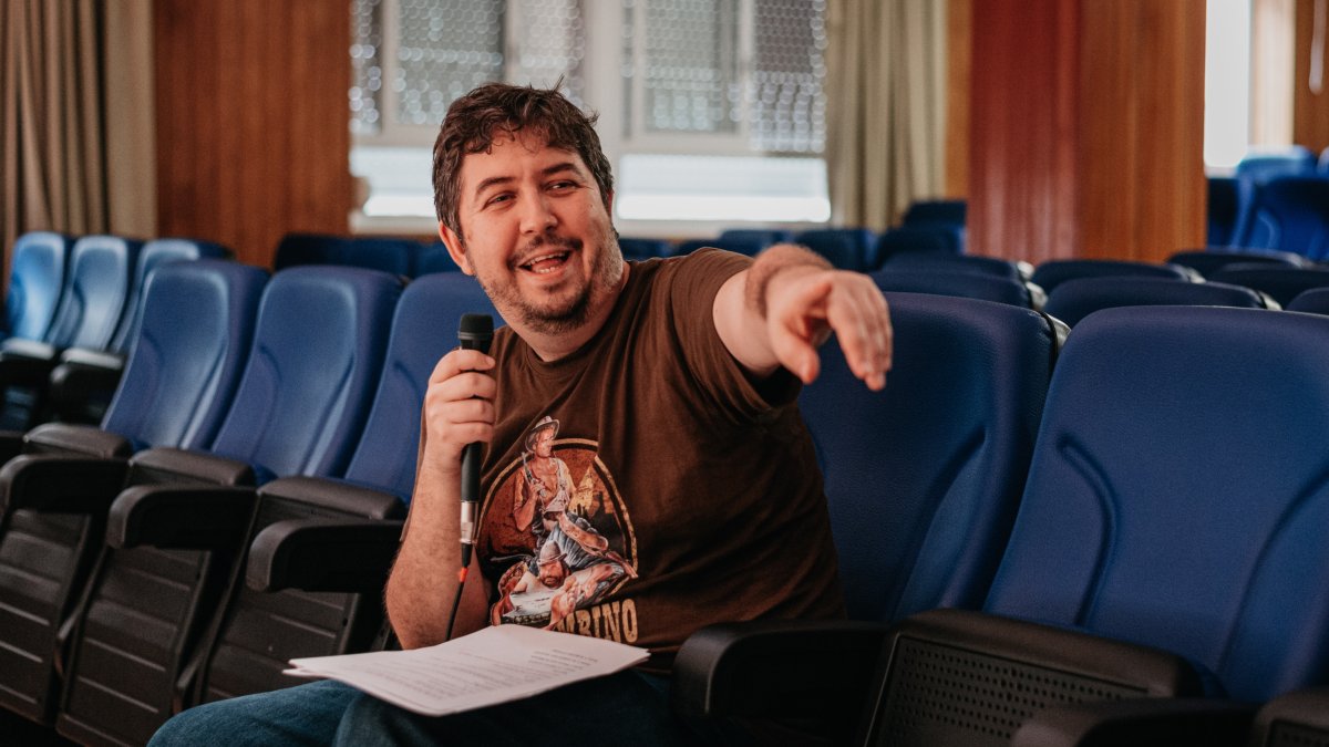 Daniel Lorenzo, autor de ¡Más fuerte, muchachos!, dirigiendo un ensayo de teatro. FOTO: Diego de Coo.