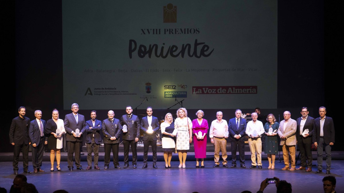 Foto de familia de los galardonados en los XVIII Premios Poniente.