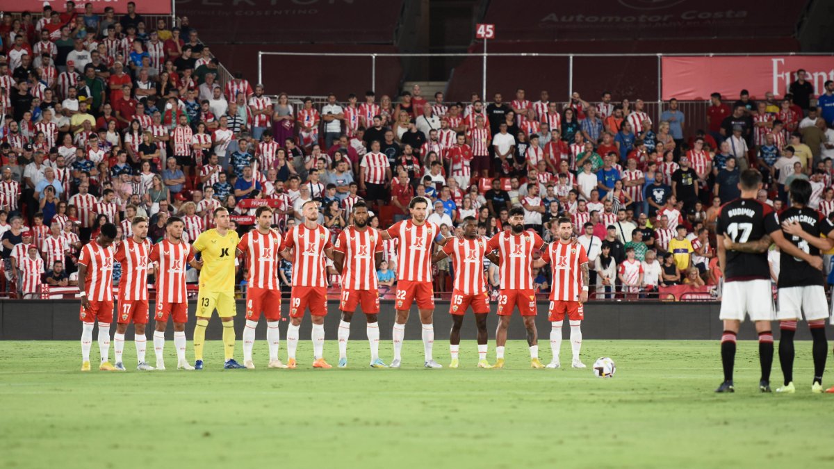 Samú Costa en el once del Almería ante Osasuna.