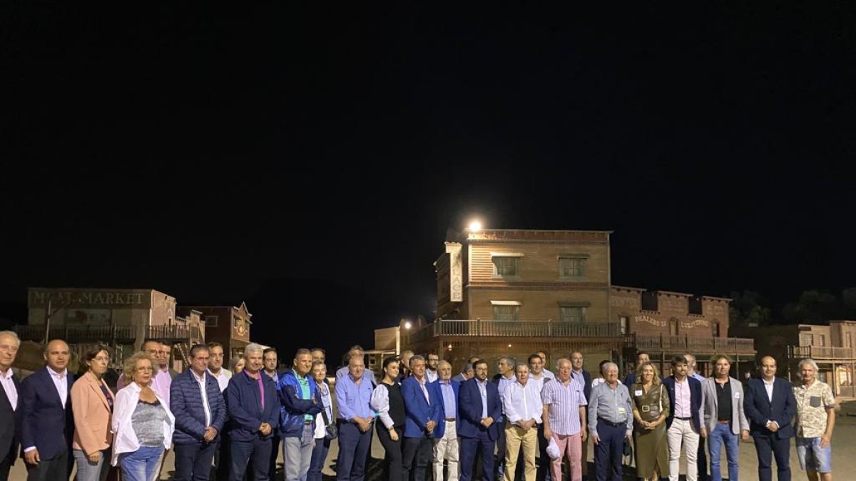 Foto de familia en el Oasys MiniHollywood tras el acto de este viernes.