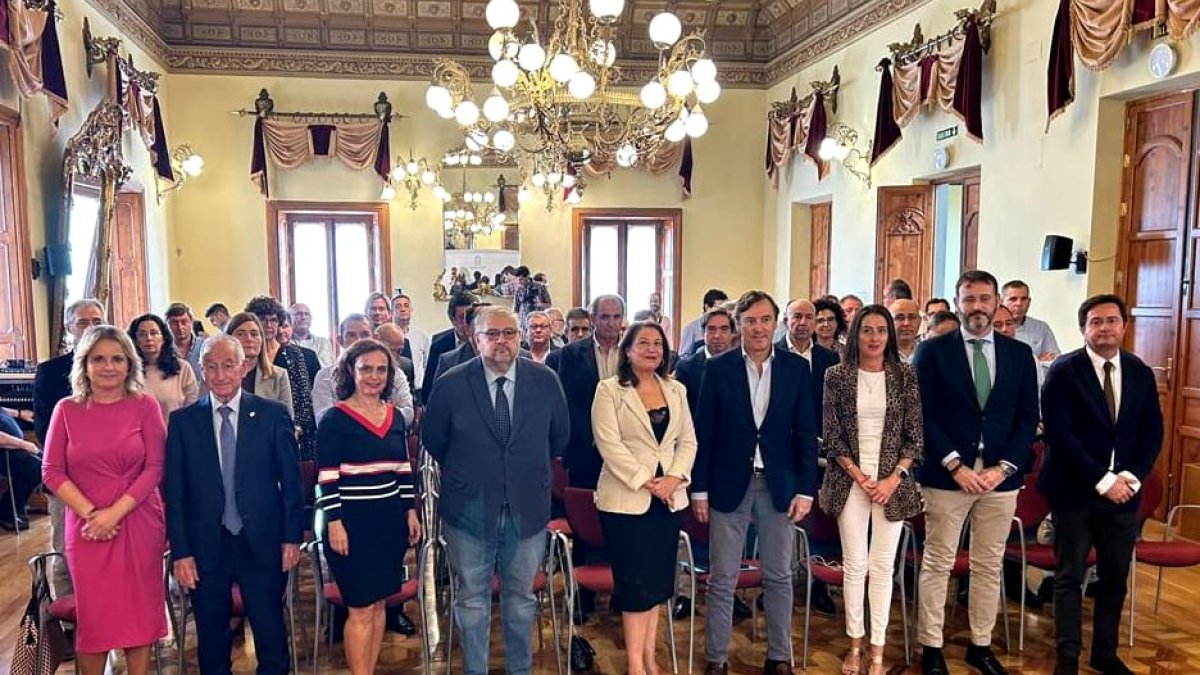 Crespo, cargos de la Junta o alcaldes posan con las 35 empresas que recibieron ayudas