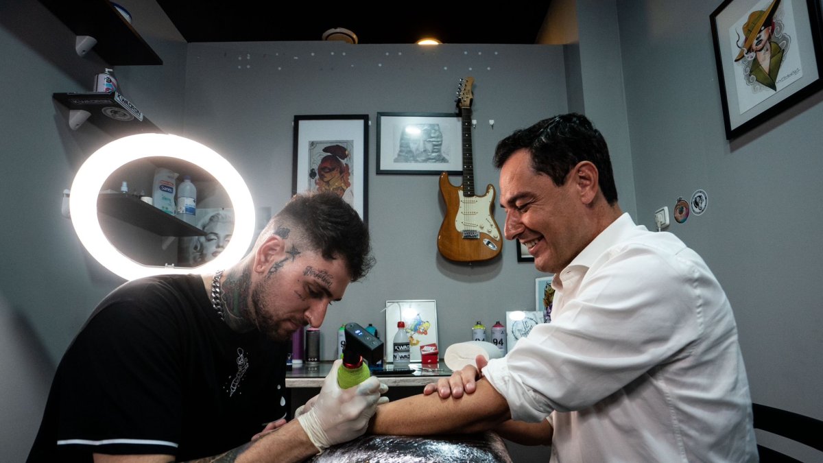 Juanma Moreno, tatuándose en el estudio Barbiere 27, de Javier Pascual, a quien conoció en Roquetas de Mar.