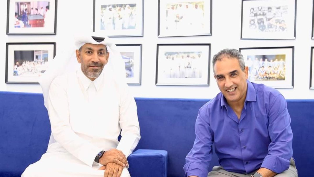 Hicham Jadrane abre la página web del club.