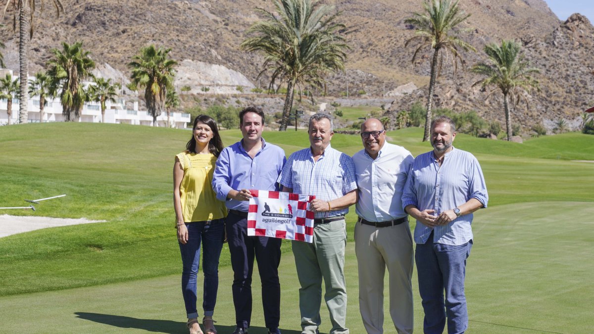 Vicepresidente de Diputación, alcalde y concejales de Pulpí con el gerente de Aguilón.