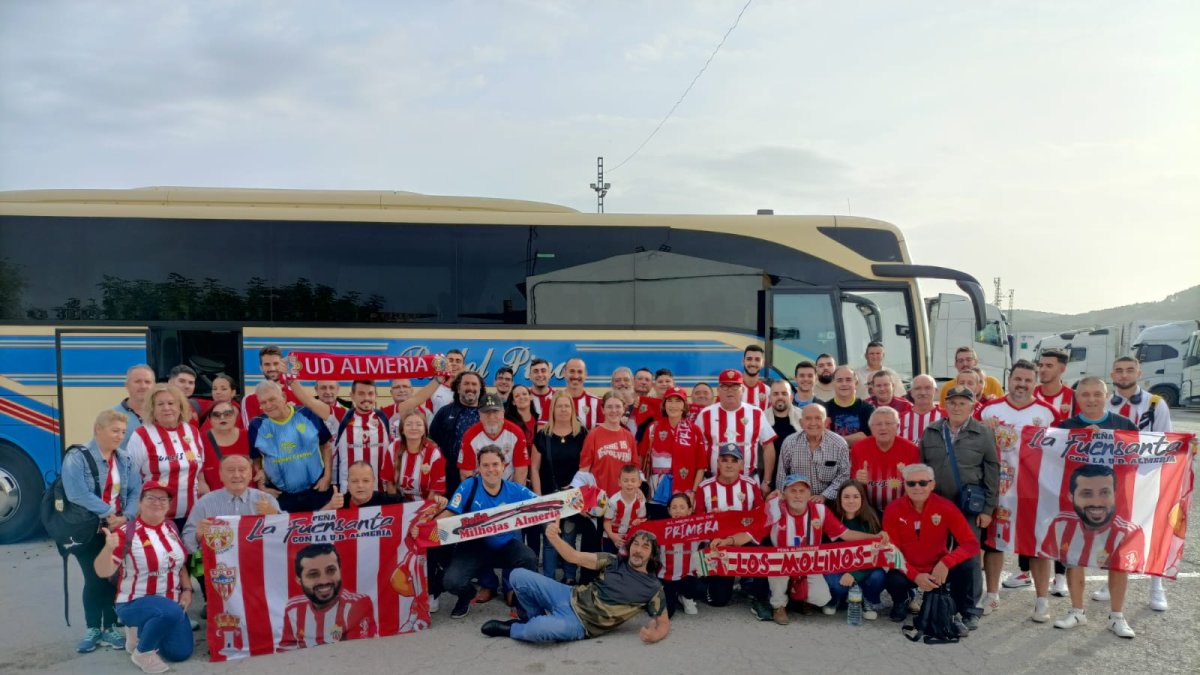 Aficionados del Almería rumbo a Valencia.