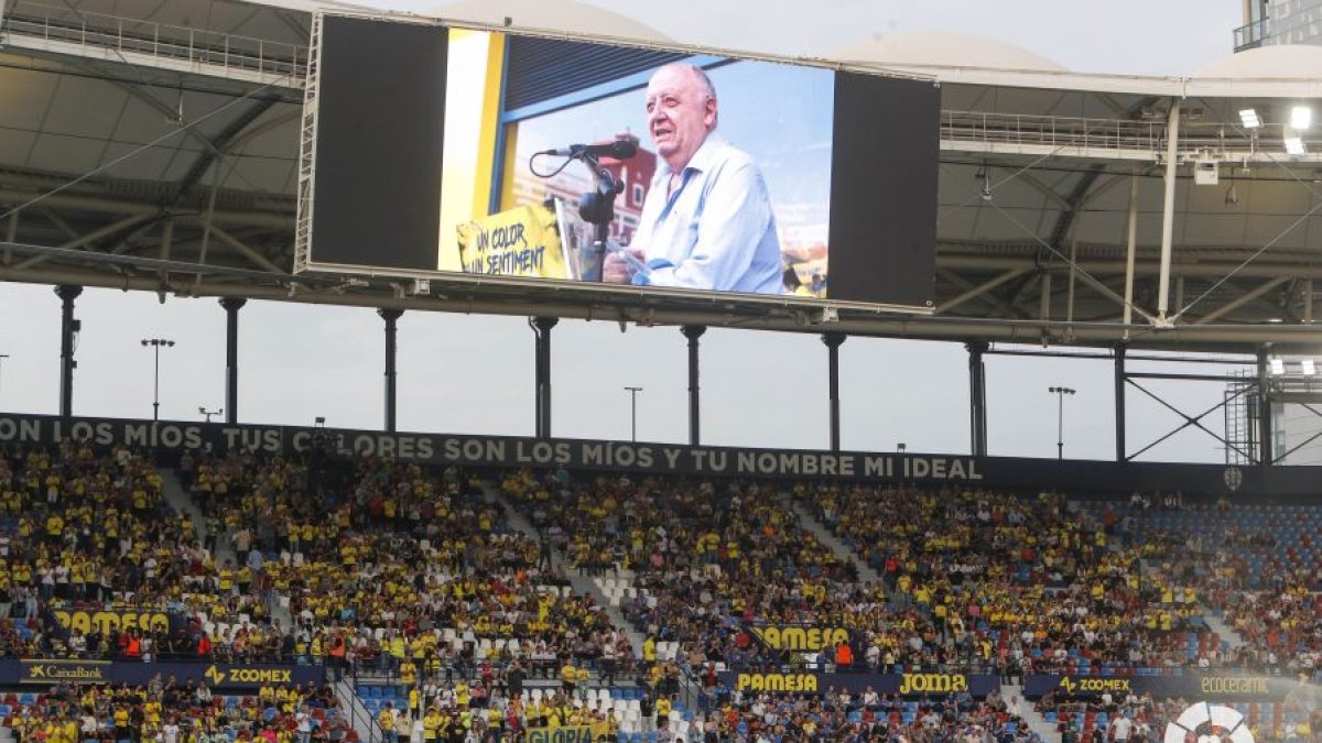Llaneza se lo merecía, pero el Almería también puso de su parte.