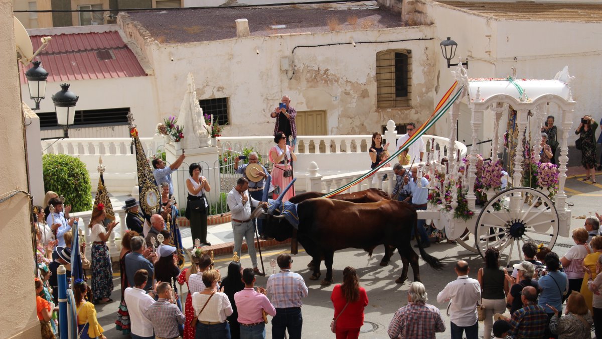 La carreta con el Simpecado junto al monumento a la Virgen del Rocío.