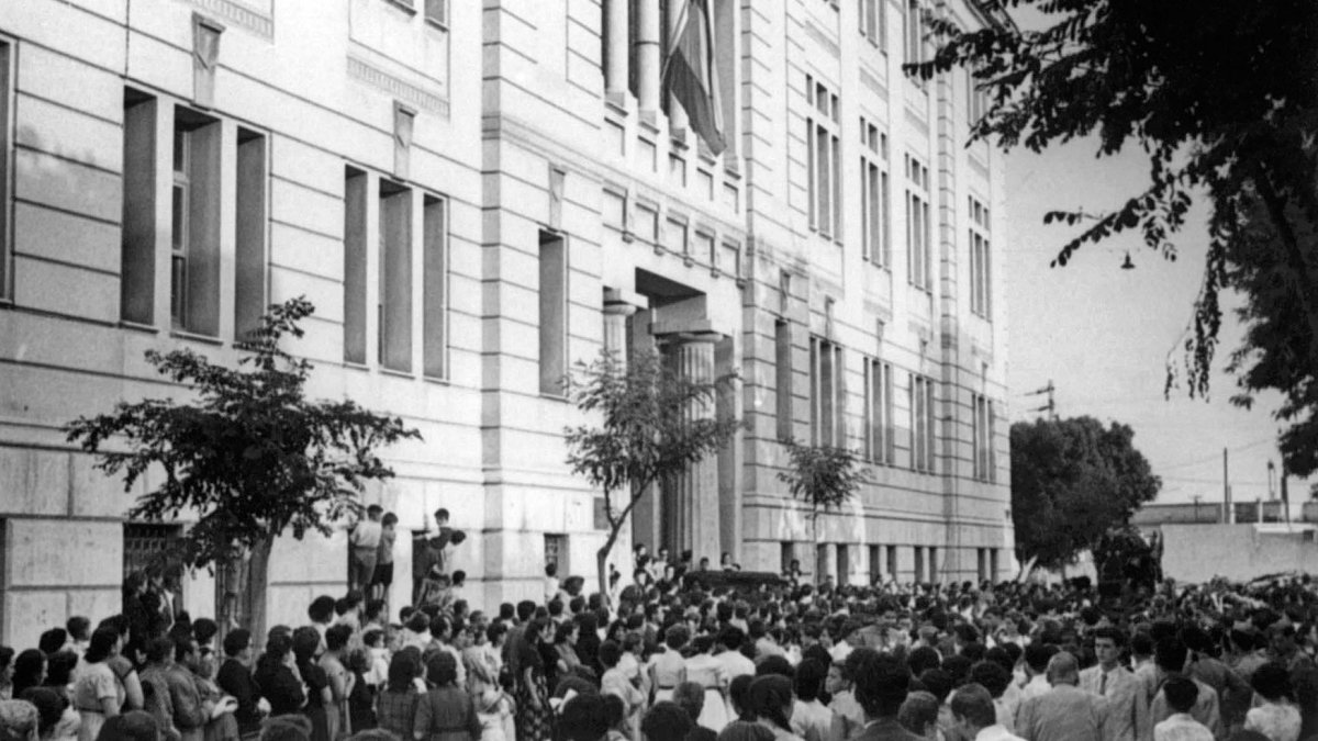 Nunca se congregó tanto público en la calle del instituto como el día en que llevaron el féretro de la profesora Celia Viñas.