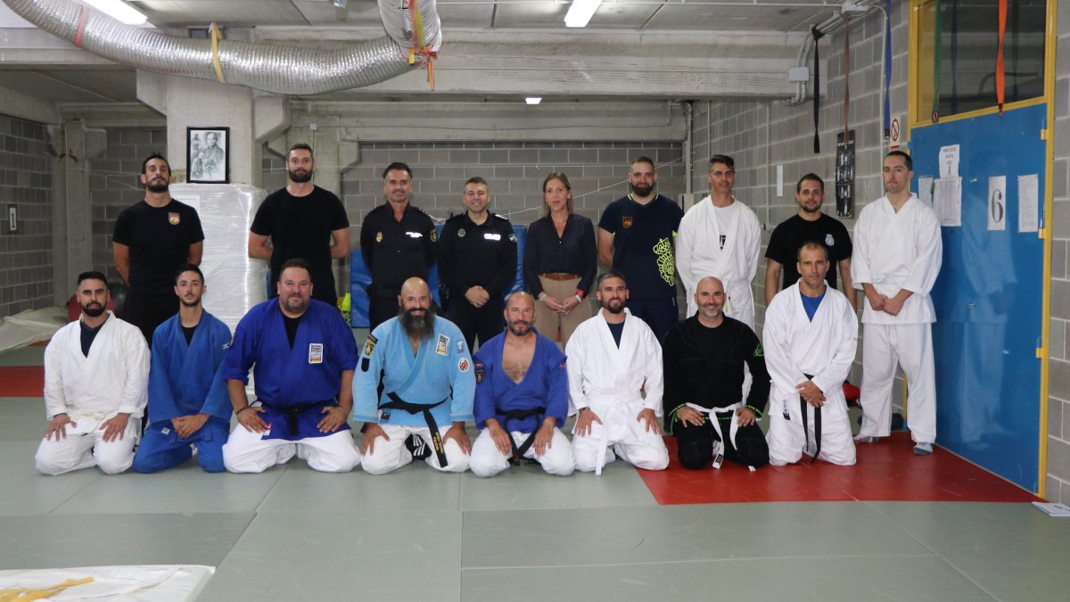 Asistentes al curso de formación de defensa personal policial.