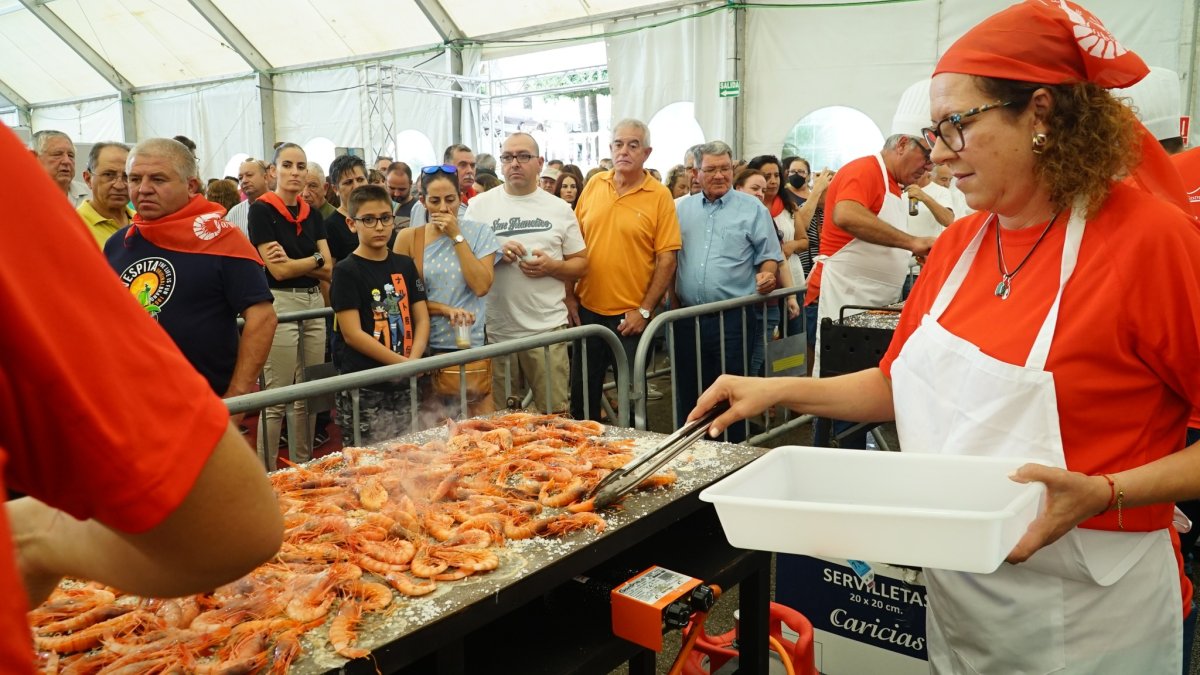La alcaldesa en la plancha con las gambas rojas.