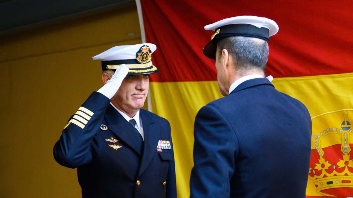 Ángel Gamboa (izquierda), recibe el mando de manos del Almirante de Acción Marítima, Alfonso Delgado, en octubre de 2022