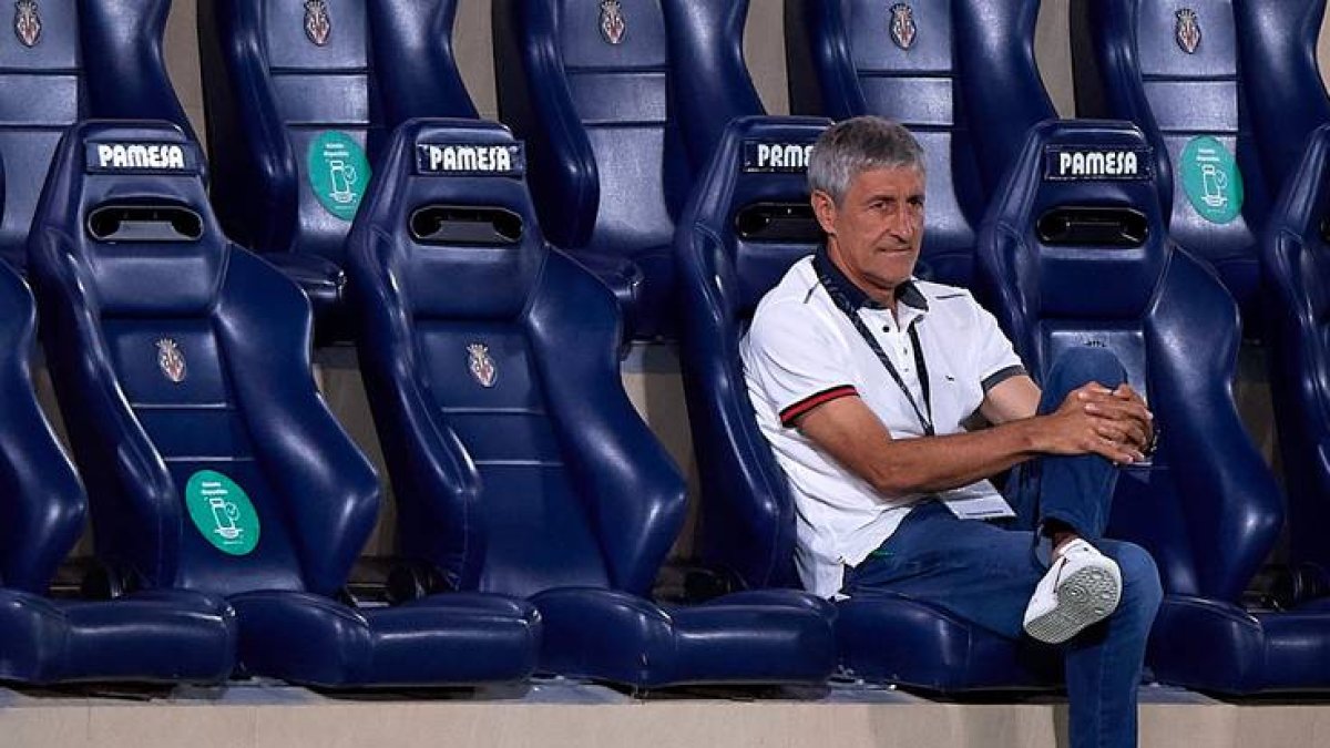 Quique Setién en el banquillo de El Madrigal.