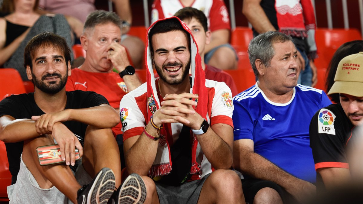 Aficionados en el Almería-Osasuna.