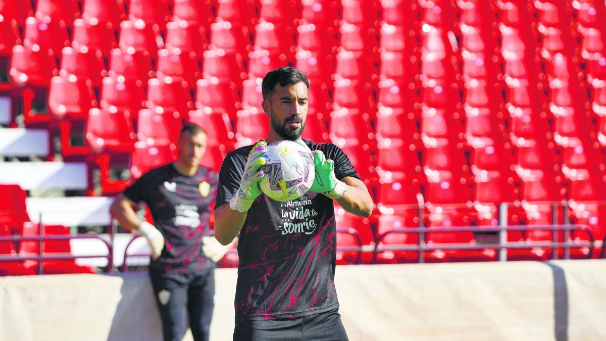 Pacheco entrenando en el Estadio de los Juegos Mediterráneos con Fernando en segundo plano.