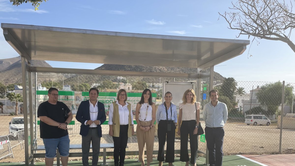 Autoridades políticas en la recién reformada parada de bus de San José.