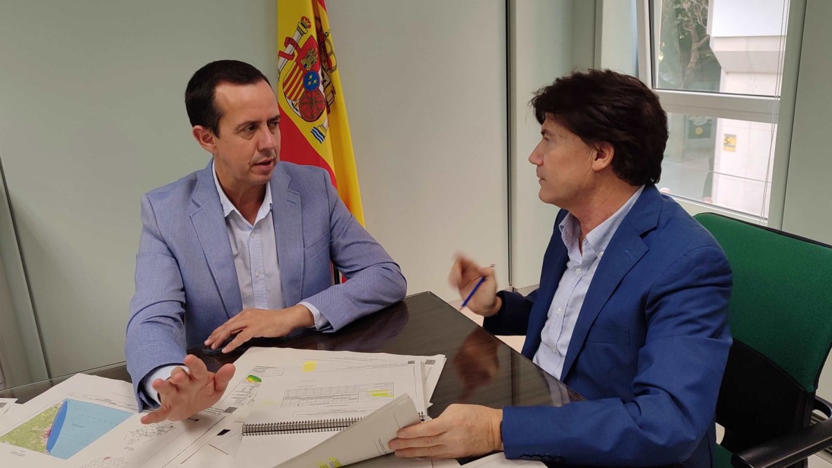 El Subdelegado del Gobierno junto al jefe provincial de Costas.