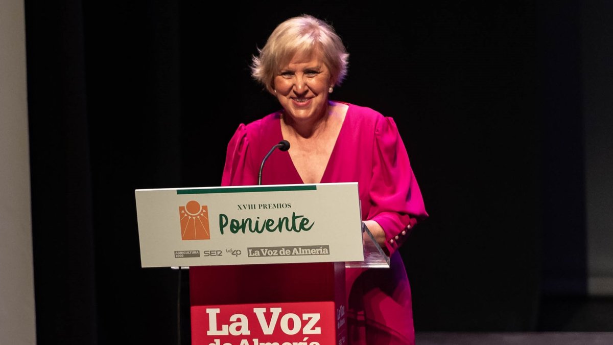 El galardón lo recibía de manos del alcalde de Enix, Álvaro Izquierdo.