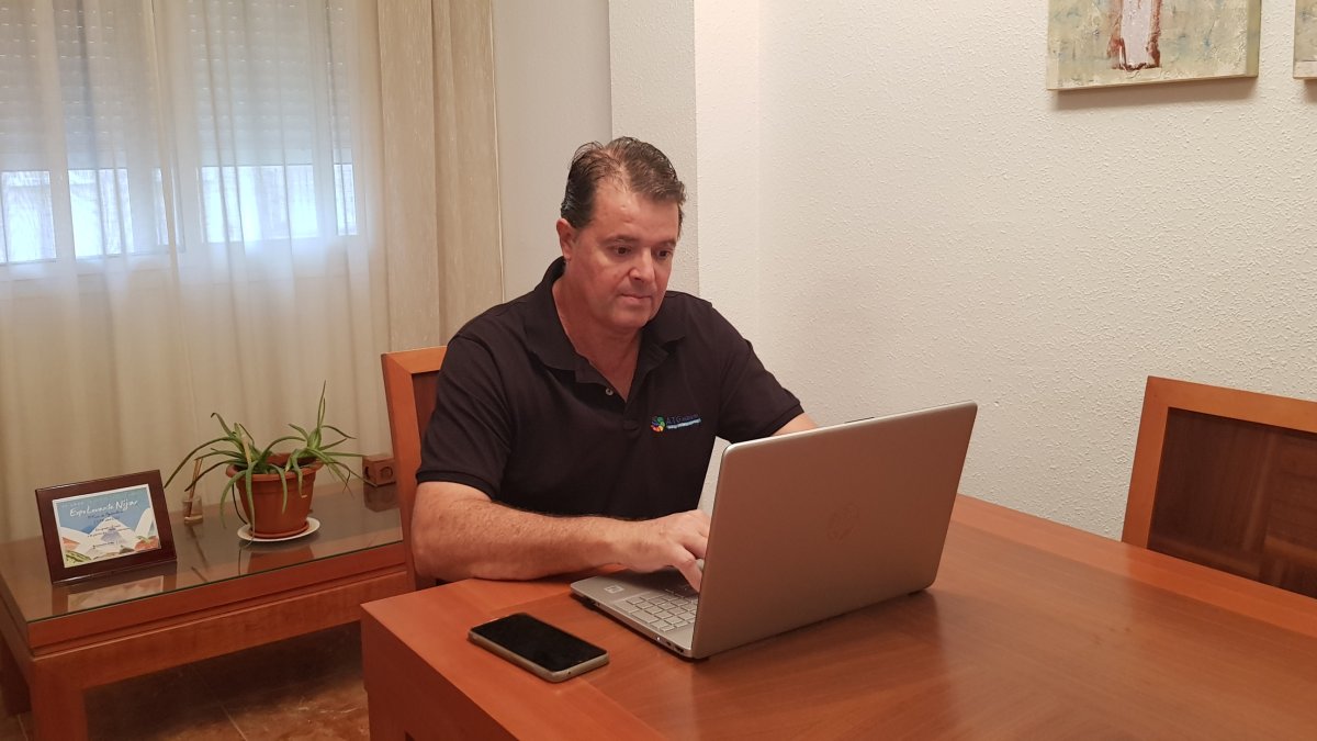 Antonio Tortosa Gómez, en su oficina.