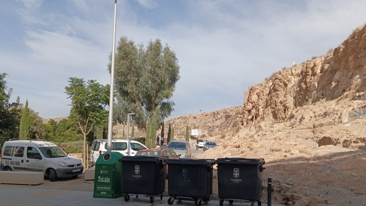 Los coches aparcados en la zona de la ladera de San Cristóbal