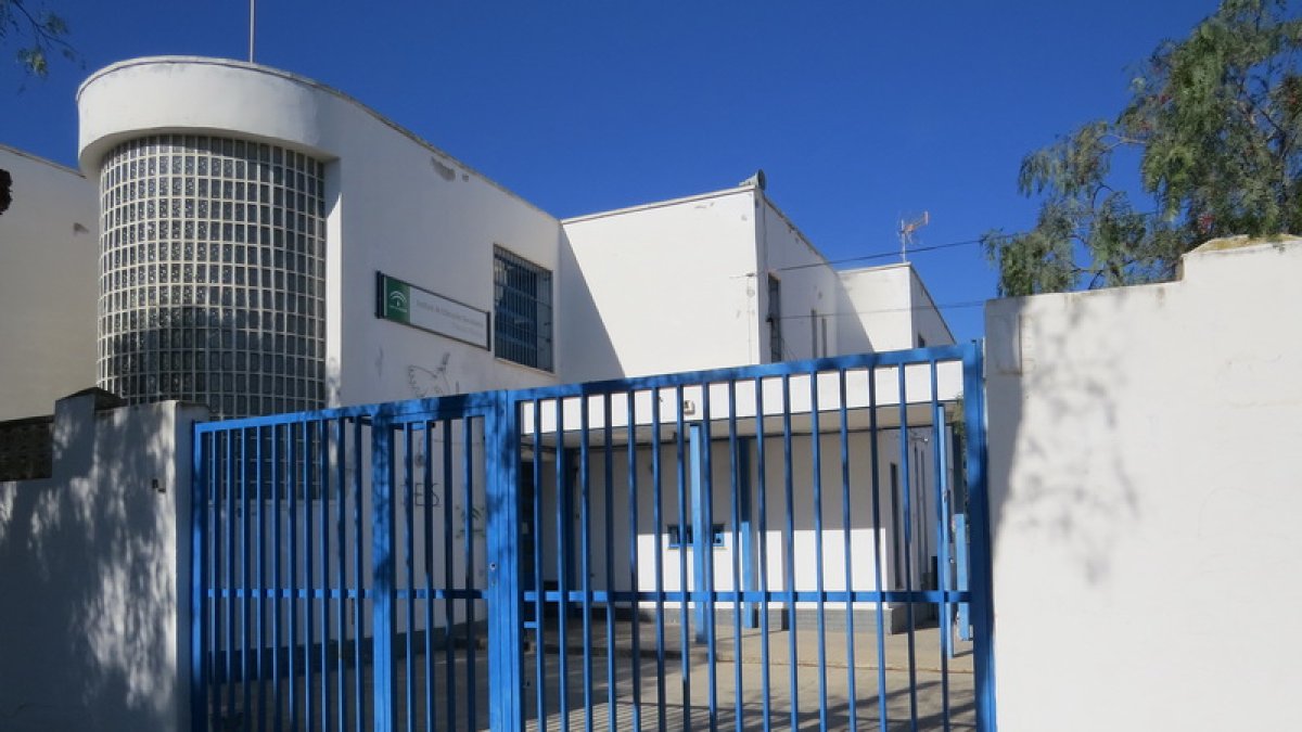 Fachada del Colegio La Paz en Las Norias.