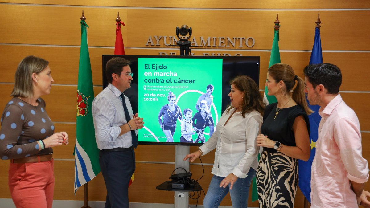 Consuelo Rodríguez en su reunión con el alcalde y las ediles de Deportes y Servicios Sociales.