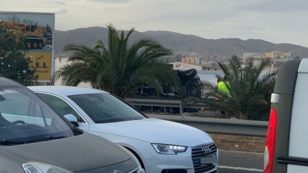 Camión accidentado, al otro lado de la mediana