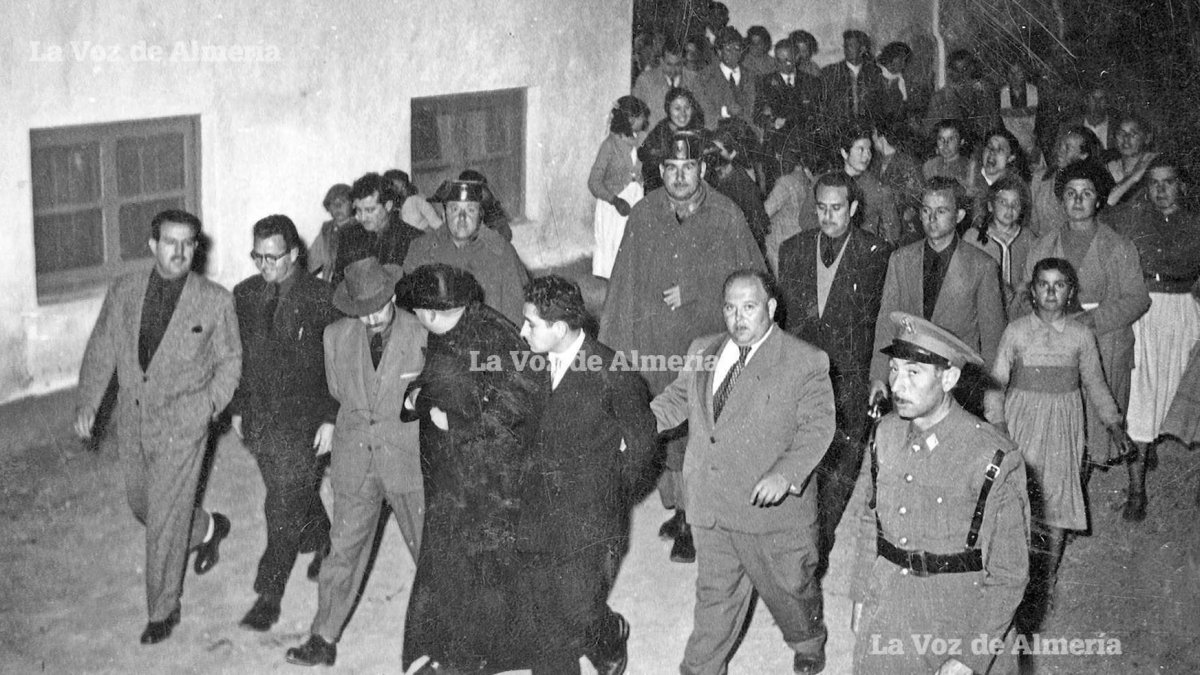 El Gobernador civil, Ramón Castilla, hablando con el cura de Felix, Juan Ibáñez Amat, en la visita que hizo a este pueblo en 1956.