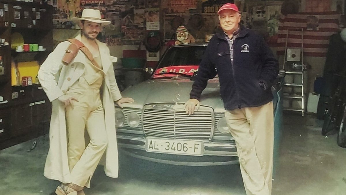 Diego Fernández (dcha.) estrenó este Mercedes en 1981 para llevar a Bud Spencer durante el rodaje en Almería de Dos Granujas en el Oeste.