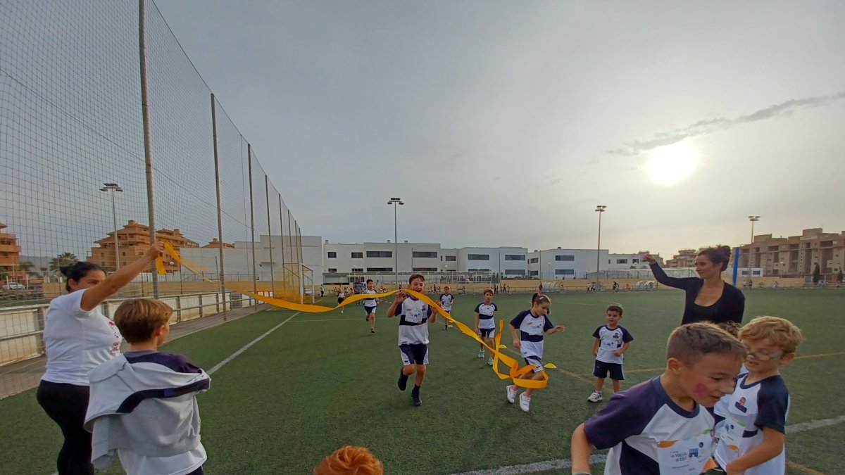 Alumnos del Colegio llegando a la meta.