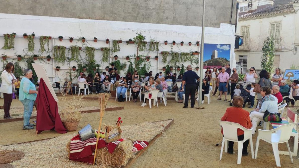 Los vecinos disfrutan del taller de esparto de mano de María Pérez.