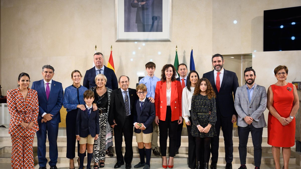 Foto de familia tras la entrega del Escudo de Oro al doctor José Antonio Jiménez Pardo.