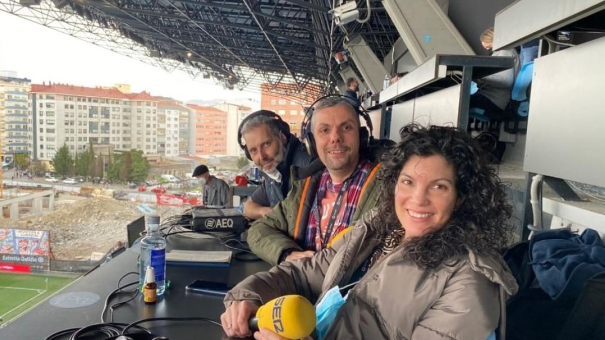 Paula Montes con el equipo de la Cadena SER.