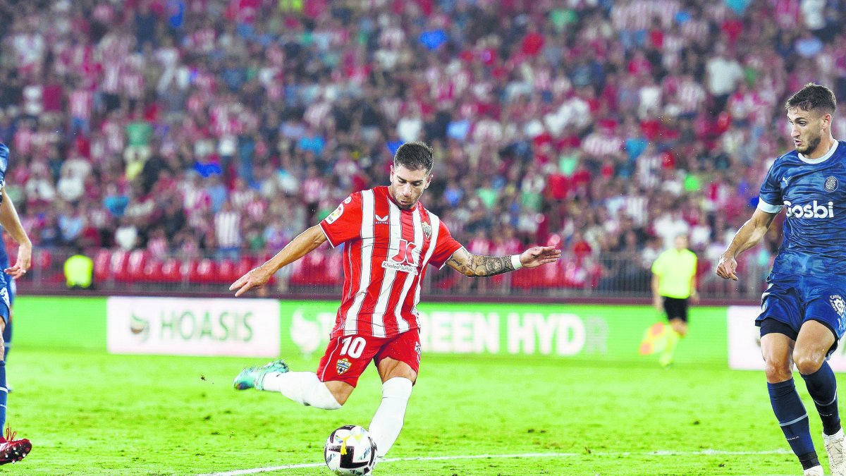 Embarba es un especialista en lanzar faltas, hoy puede ser su gran día.