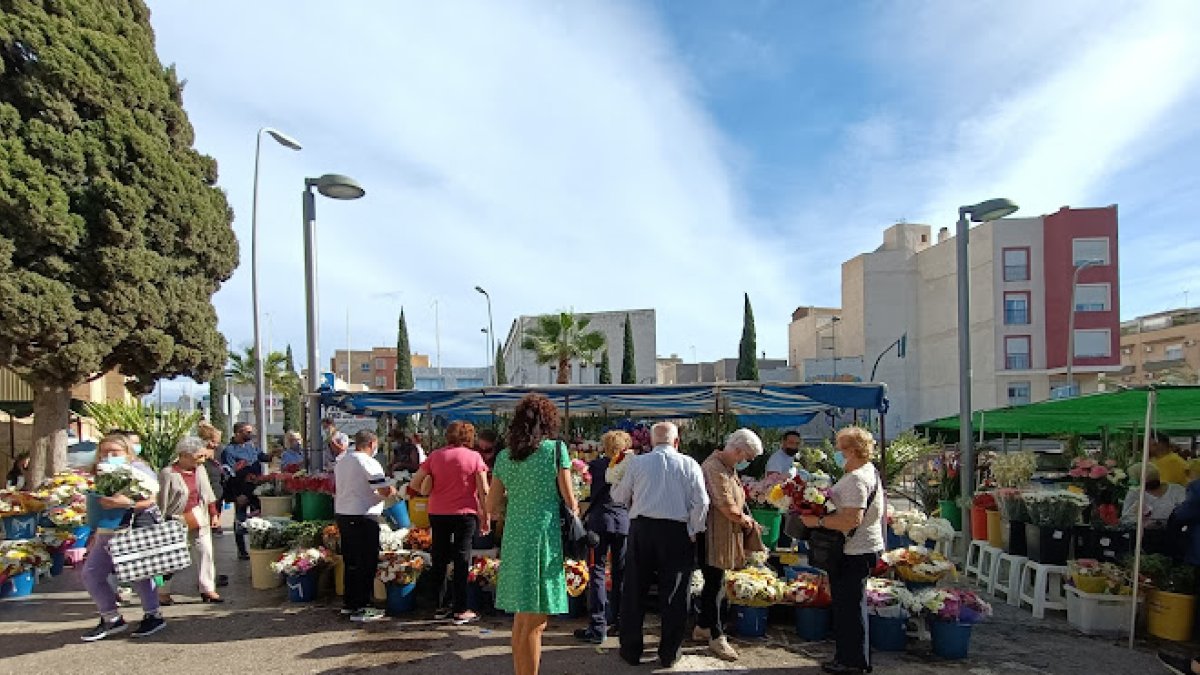 Vuelven las flores de colores, los corrillos y los niños a jugar entre las calles y salvando las escaleras mientras sus padres y sus abuelos limpia