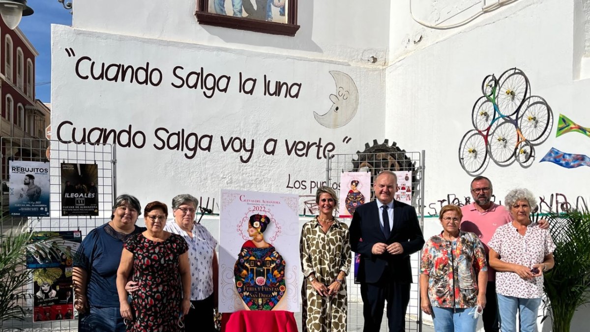 Autoridades junto a las monjas y trabajadores de la Residencia en la presentación de la programación de las Fiestas de San Diego.
