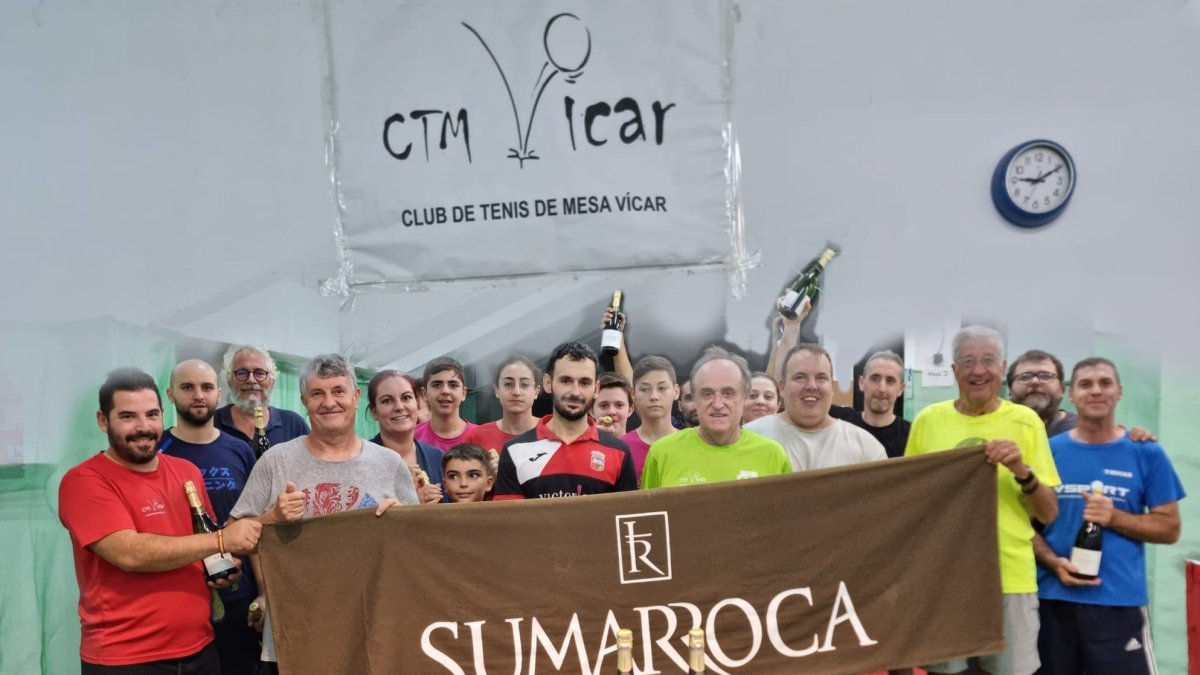 Foto de familia del Torneo Sumarroca de tenis de mesa.