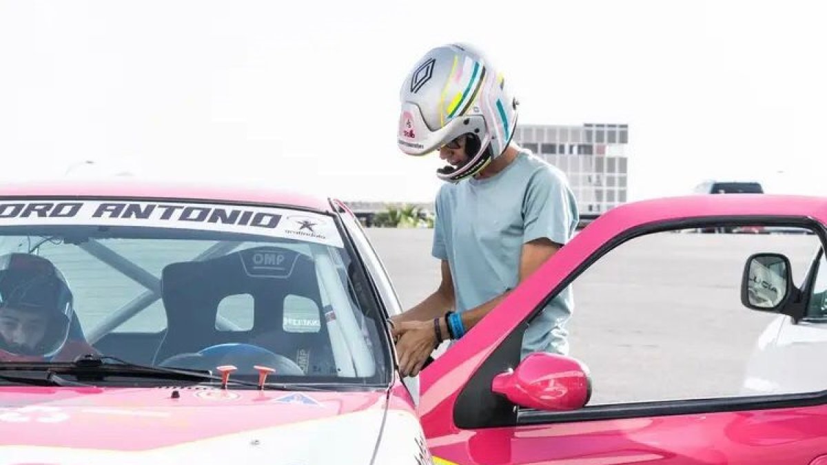 El joven piloto de Olula del Río junto a su vehículo.