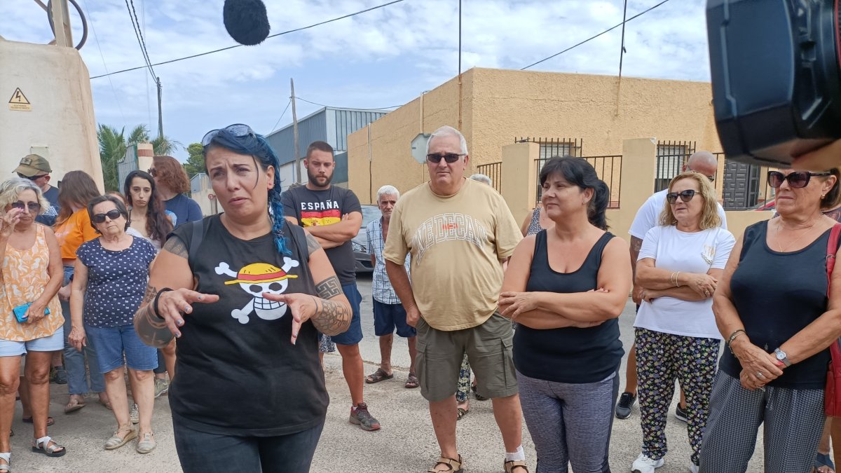 Vecinos hablan sobre la oleada de robos ante medios de comunicación.