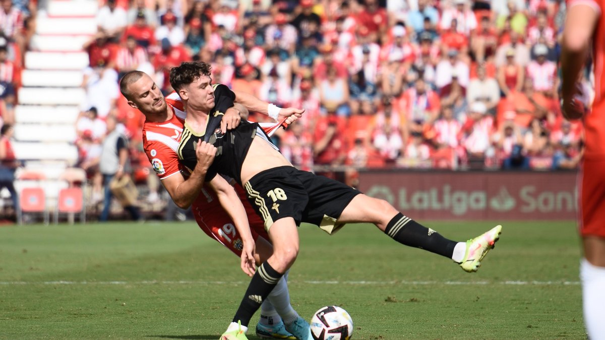 Ely agarrando a Larsen para evitar un contragolpe del Celta.