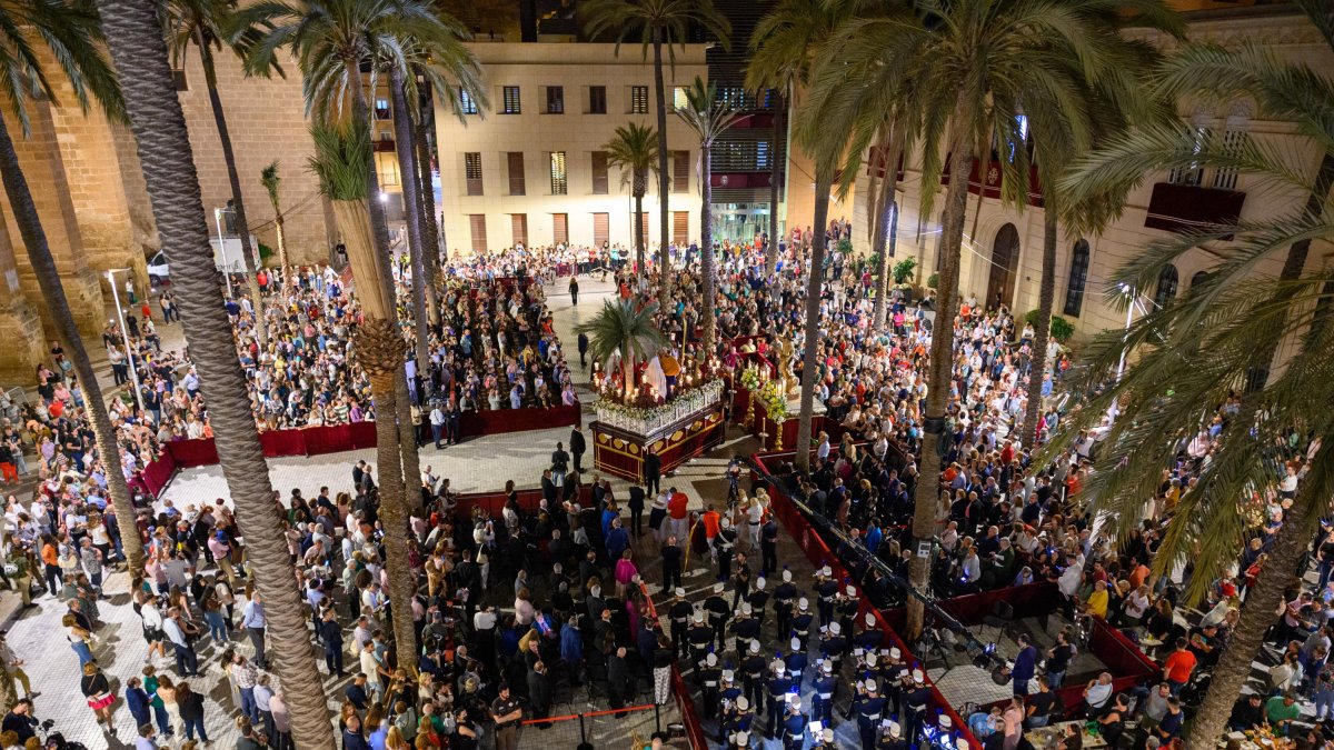 Vista de la procesión magna a su paso por la Plaza de la Catedral.