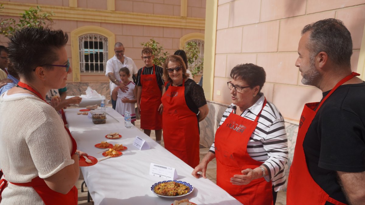 Las participantes presentan sus platos tradicionales de la gastronomía pesquera.
