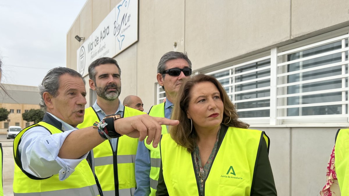 Autoridades durante la visita al Puerto de Adra este lunes.